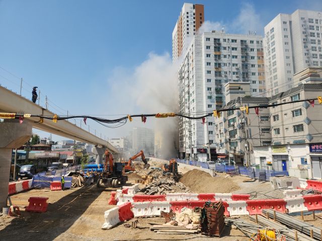 11일 오후 인천 부평구 부평동 한 오피스텔에서 불이 나 연기가 피어오르고 있다. 황남건기자