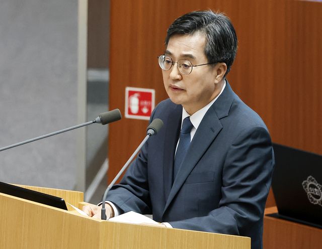 11일 오전 경기도의회 본회의장에서 열린 '제384회 정례회 제2차 본회의'에서 김동연 경기도지사가 도정 질의에 답변하고 있다. 홍기웅기자