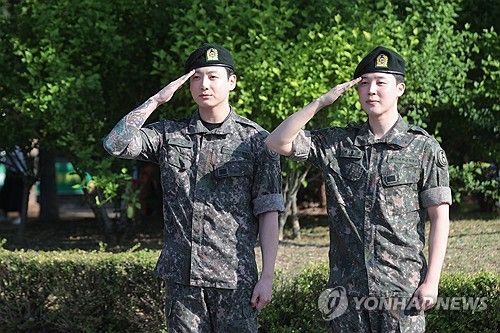 육군 현역 복무를 마치고 만기 전역한 그룹 방탄소년단(BTS)의 지민(오른쪽)과 정국이 11일 연천군 연천공설운동장에서 거수경례를 하고 있다. 연합뉴스