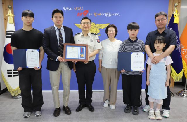 문태웅 의정부소방서장이 11일 한국119청소년단 유공자 표창 수여식에서 수상자들과 기념촬영을 하고 있다. 의정부소방서 제공