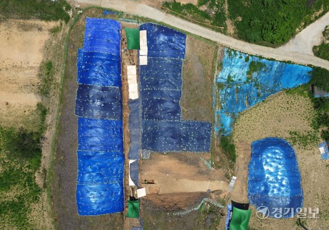 용인특례시가 11일 국가 사적 ‘용인 서리 고려백자 요지(고려시대 자기 가마터)’ 발굴 현장을 시민에게 공개했다. 사진은 발굴작업이 한창인 용인 서리 고려백자 요지 모습과 임시홍보관에 전시된 출토 유물들. 김시범기자