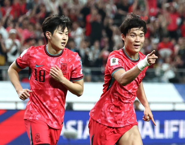 한국 축구 대표팀이 11회 연속 월드컵 본선행을 확정 지은 가운데, 오현규(오른쪽)를 비롯한 젊은 선수들의 경쟁력을 확인한 것이 큰 수확으로 꼽히고 있다.연합뉴스