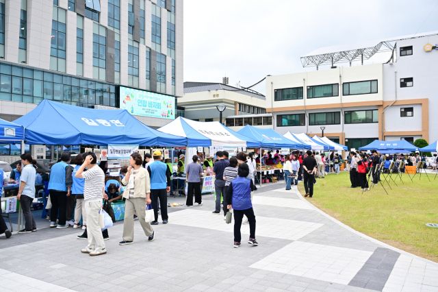 10일 포천시청 앞에서 14개읍면동 지역사회보장협의체가 연합바자회를 열고 있다. 포천시제공.