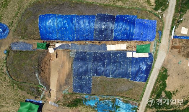 용인특례시가 11일 국가 사적 ‘용인 서리 고려백자 요지(고려시대 자기 가마터)’ 발굴 현장을 시민에게 공개했다. 사진은 발굴작업이 한창인 용인 서리 고려백자 요지 모습과 임시홍보관에 전시된 출토 유물들. 김시범기자