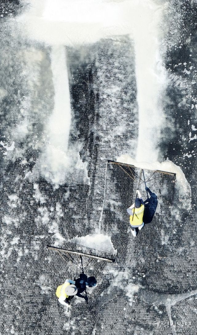 11일 인천 남동구 소래습지생태공원 염전에서 공원 관계자들이 소금을 채취하고 있다. 소래염전은 1970년대 국내 최대 천일염 생산지로 자리 잡았으나 채산성이 떨어져 1996년 7월 폐쇄한 뒤 2008년부터 3만5천㎡(1만500여평) 규모에서 옛 방식을 유지하며 천일염을 생산 및 체험장으로 사용하고 있다.조병석기자
