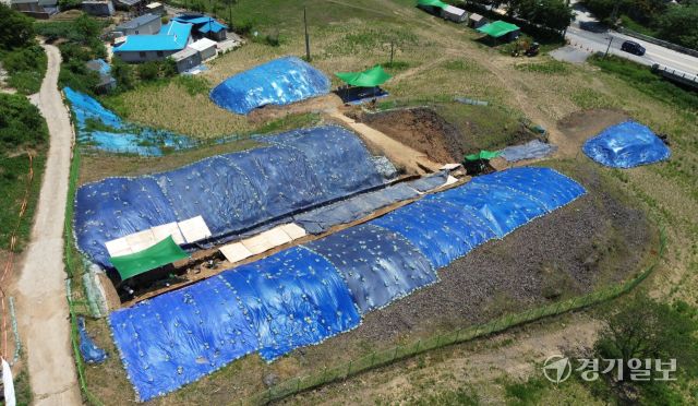 용인특례시가 11일 국가 사적 ‘용인 서리 고려백자 요지(고려시대 자기 가마터)’ 발굴 현장을 시민에게 공개했다. 사진은 발굴작업이 한창인 용인 서리 고려백자 요지 모습과 임시홍보관에 전시된 출토 유물들. 김시범기자