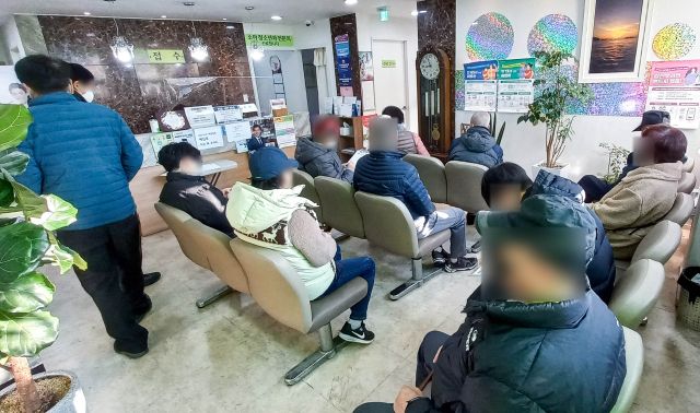 도내 한 병원에서 사람들이 진료 순서를 기다리고 있다. 기사와 직접적 연관이 없는 사진. 경기일보DB