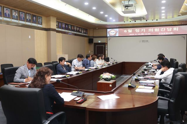 10일 평택시의회 3층 간담회장에서 열린 6월 정기 의원 간담회에서 시의원들이 주요 사업 및 현안에 대한 조율을 논의하고 있다. 평택시의회 제공