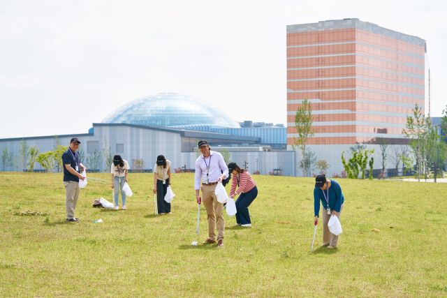인스파이어 임직원들이 최근 폐린넨으로 만든 재활용 백을 활용해 리조트 일대에서 플로깅 활동을 하고 있다. 인스파이어 제공