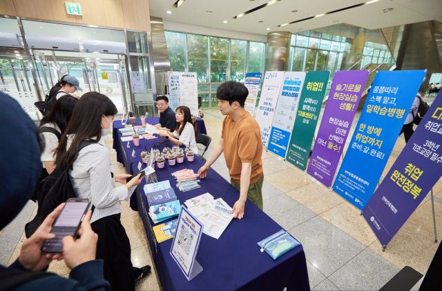 인하대 학생들이 재학생 기말고사 응원 행사에 참여하고 있다. 인하대 제공
