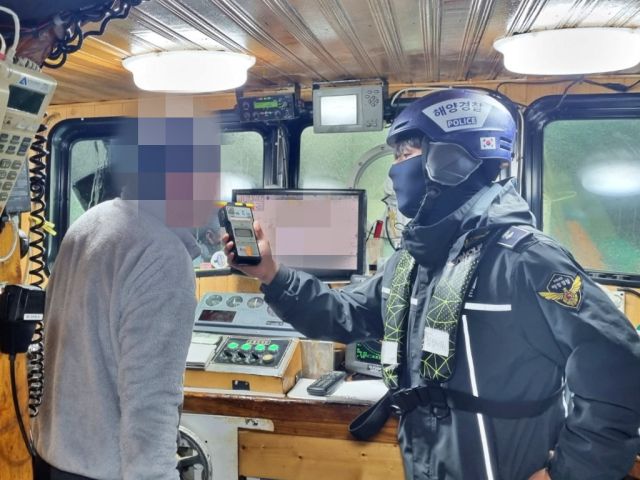 해양경찰이 음주운항을 단속하고 있다. 해양경찰청 제공