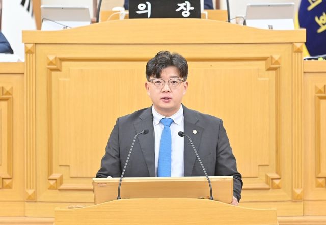 목진혁 파주시의원이 질의하고 있다. 파주시의회 제공