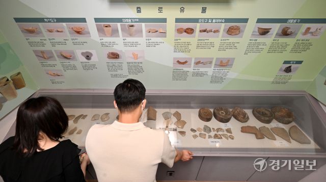 용인특례시가 11일 국가 사적 ‘용인 서리 고려백자 요지(고려시대 자기 가마터)’ 발굴 현장을 시민에게 공개했다. 사진은 발굴작업이 한창인 용인 서리 고려백자 요지 모습과 임시홍보관에 전시된 출토 유물들. 김시범기자