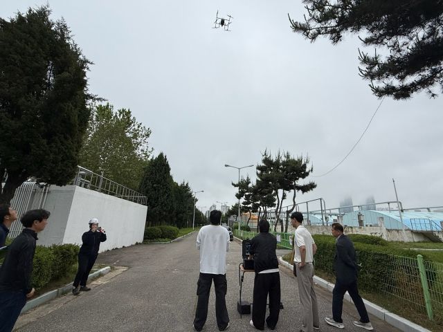 연수구 관계자들이 드론을 활용해 악취 초과여부 등을 점검하고 있다. 연수구 제공