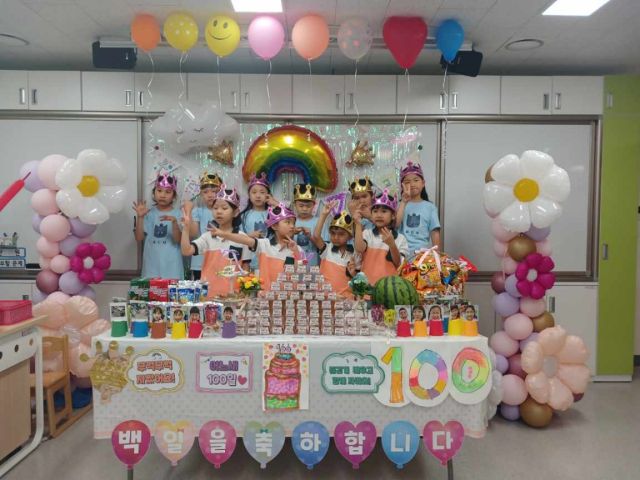 11일 화성팔탄초등학교 대방분교에서 개최된 1학년 입학 100일 기념행사에서 학생들이 기념촬영을 하고 있다. 화성팔탄초등학교 대방분교 제공.