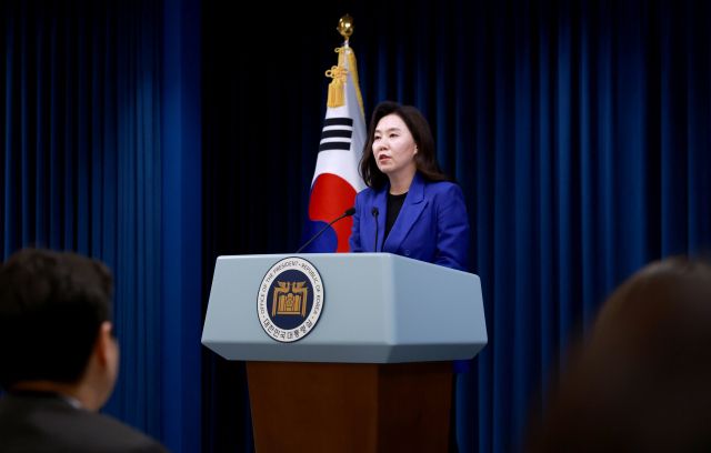 강유정 대통령실 대변인이 11일 서울 용산 대통령실 청사에서 현안 브리핑을 하고 있다. 연합뉴스