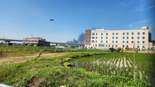 11일 오후 용인시 처인구 모현읍 갈담리의 한 공장에서 화재가 발생해 연기가 하늘로 치솟고 있다. 독자 제공