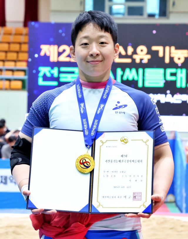 여자부 국화급에서 1위를 차지한 안산시청 이재하.대한씨름협회 제공