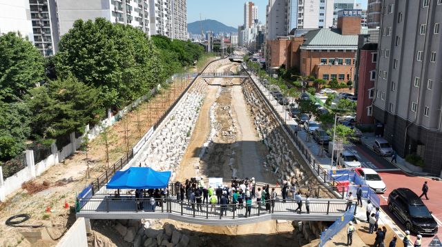 유정복 인천시장과 관계자들이 11일 인천 부평구 굴포천 생태하천 복원사업 현장을 찾아 둘러보고 있다. 조병석기자