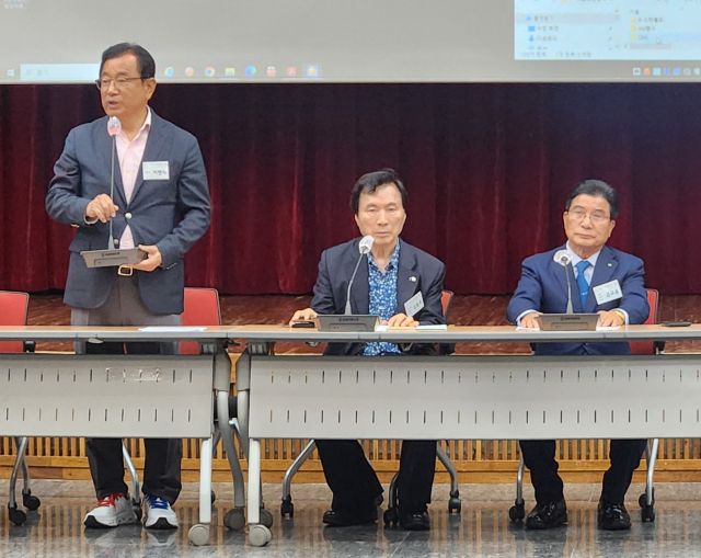 이현재 하남시장이 시청 상황실에서 열린 강동-하남상생발전협의회 회의에서 인사말을 하고 있다. 강동-하남상생발전협의회 제공