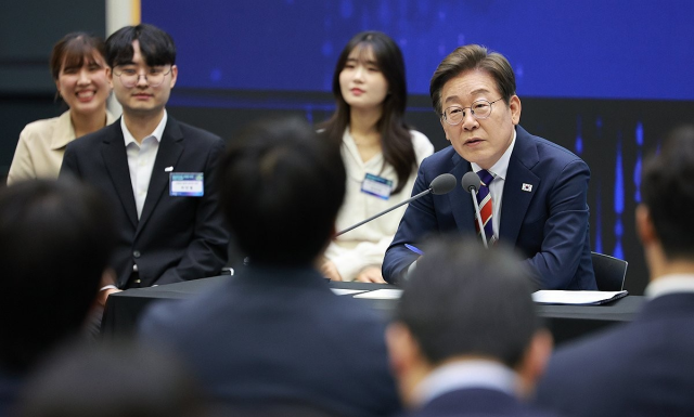 이재명 대통령이 11일 서울 여의도 한국거래소에서 열린 주식시장 불공정거래 근절을 위한 현장 간담회에서 참석자 질문에 답하고 있다. 연합뉴스