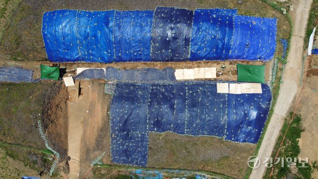 용인특례시가 11일 국가 사적 ‘용인 서리 고려백자 요지(고려시대 자기 가마터)’ 발굴 현장을 시민에게 공개했다. 사진은 발굴작업이 한창인 용인 서리 고려백자 요지 모습과 임시홍보관에 전시된 출토 유물들. 김시범기자