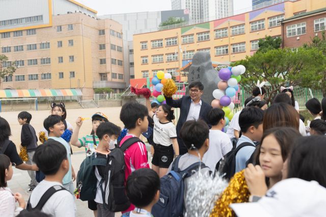 10일 오전 용인시 기흥구 영덕2동 청곡초등학교 입학 및 진급 100일 맞이 기념행사에 참가한 학생들이 임 의원 등 관계자들과 함께 즐거운 시간을 보내고 있다. 임 의원실 제공