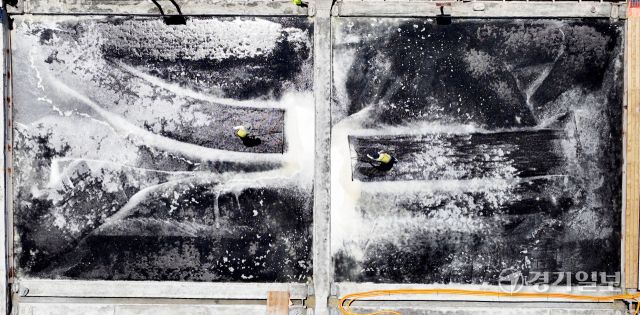 11일 인천 남동구 소래습지생태공원 염전에서 공원 관계자들이 소금을 채취하고 있다. 소래염전은 1970년대 국내 최대 천일염 생산지로 자리 잡았으나 채산성이 떨어져 1996년 7월 폐쇄한 뒤 2008년부터 3만5천㎡(1만500여평) 규모에서 옛 방식을 유지하며 천일염을 생산 및 체험장으로 사용하고 있다.조병석기자