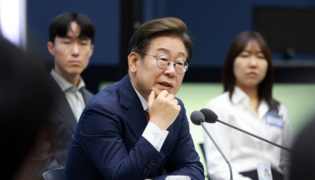 이재명 대통령이 11일 서울 여의도 한국거래소에서 열린 주식시장 불공정거래 근절을 위한 현장 간담회에서 참석자 질문에 답하고 있다. 연합뉴스