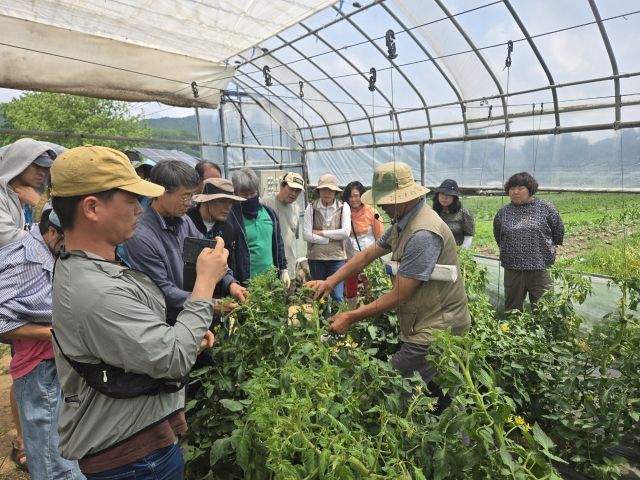 평화나무농장에서 초보농부들이 귀농 성공사례를 듣고 실무 교육을 받고 있다. 포천시제공.