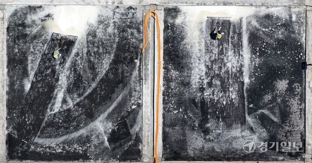 11일 인천 남동구 소래습지생태공원 염전에서 공원 관계자들이 소금을 채취하고 있다. 소래염전은 1970년대 국내 최대 천일염 생산지로 자리 잡았으나 채산성이 떨어져 1996년 7월 폐쇄한 뒤 2008년부터 3만5천㎡(1만500여평) 규모에서 옛 방식을 유지하며 천일염을 생산 및 체험장으로 사용하고 있다.조병석기자