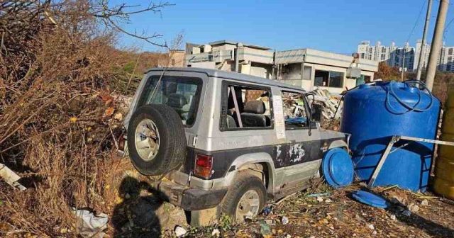 부천지역에 무단 방치 중인 차량. 부천시 제공.