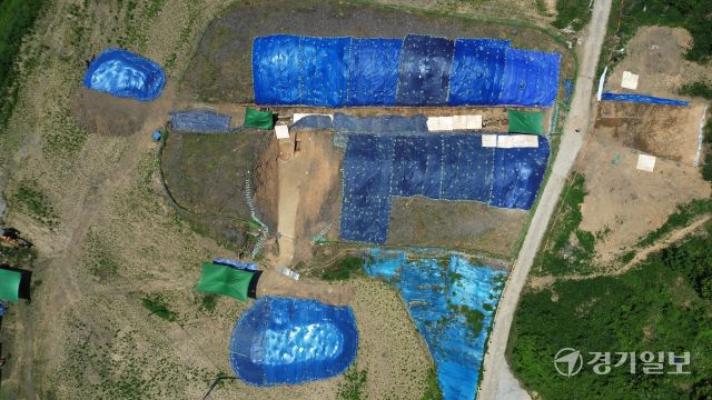 용인특례시가 11일 국가 사적 ‘용인 서리 고려백자 요지(고려시대 자기 가마터)’ 발굴 현장을 시민에게 공개했다. 사진은 발굴작업이 한창인 용인 서리 고려백자 요지 모습과 임시홍보관에 전시된 출토 유물들. 김시범기자