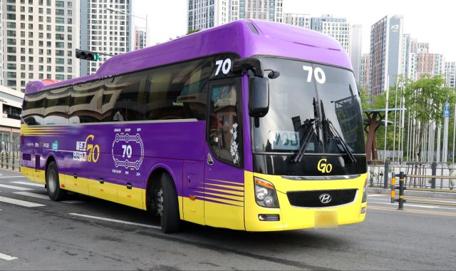 김포골드라인 혼잡 완화를 위해 출근 시간대에만 운영해온 급행버스 70번 버스. 다음달 1일부터 정규노선으로 전환돼 운행된다. 김포시 제공