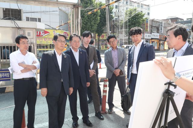 인천시의회 건설교통위원회의 김대중 위원장(국민의힘·미추홀2)을 비롯해 김용희(연수2)·이인교(남동6)·허식(동구) 의원 등이 지난 11일 남동구 만수천 하천 복원사업 현장을 둘러보고 있다. 인천시의회 제공