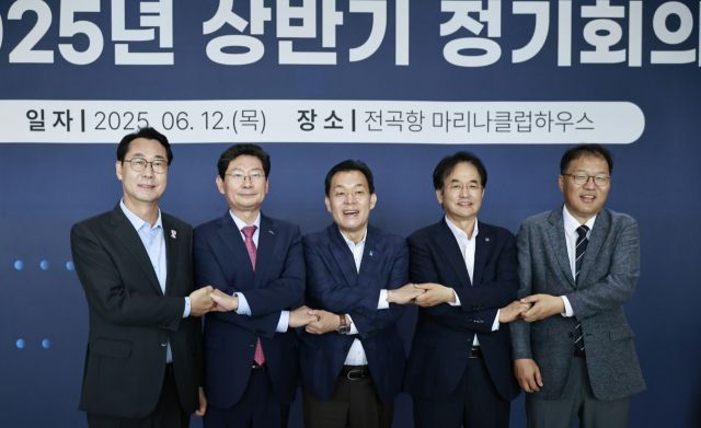 12일 오후 화성특례시 전곡항 마리나클럽하우스에서 열린 ‘2025 상반기 전국특례시장협의회 정례회의’에서 (왼쪽부터)정명근 화성시장, 이상일 용인시장, 이재준 수원시장, 이동환 고양시장, 장금용 창원시장 직무대행이 기념촬영을 하고 있다. 화성특례시 제공