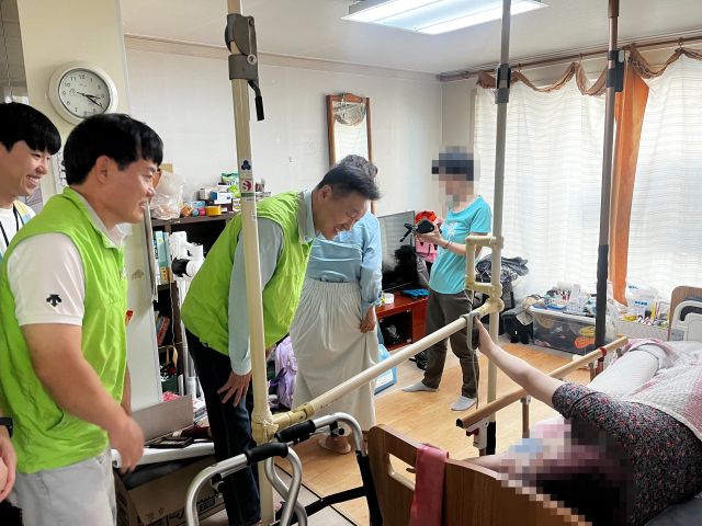 지난 11일 반찬 배달 봉사에 나선 이계문 남양주도시공사 사장과 직원들. 남양주도시공사 제공