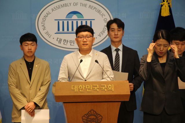 국민의힘 청년 당직자들이 12일 국회 소통관에서 기자회견을 하고 있다.