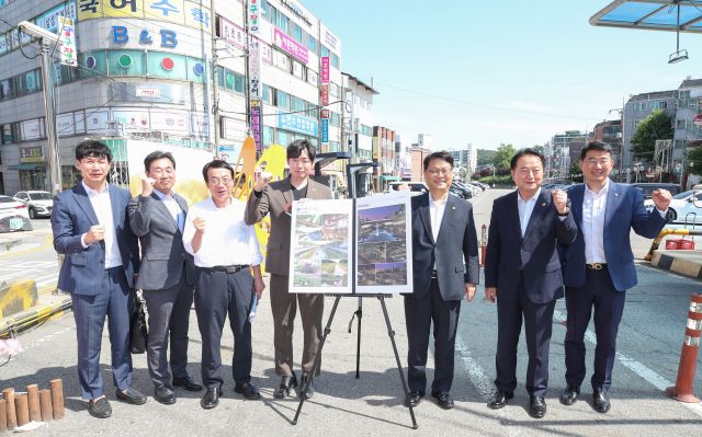 인천시의회 건설교통위원회의 김대중 위원장(국민의힘·미추홀2)을 비롯해 김용희(연수2)·이인교(남동6)·허식(동구) 의원 등이 지난 11일 남동구 만수천 하천 복원사업 현장을 둘러본 뒤, 기념촬영을 하고 있다. 인천시의회 제공