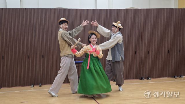 지난 10일 진행된 여민동락 퀴즈쇼 ‘알고나니 수원~하다’ 연습실 공개현장에서 소리꾼 한아윤(가운데)과 수원시립공연단 단원들이 열연을 펼치고 있다. 이나경기자