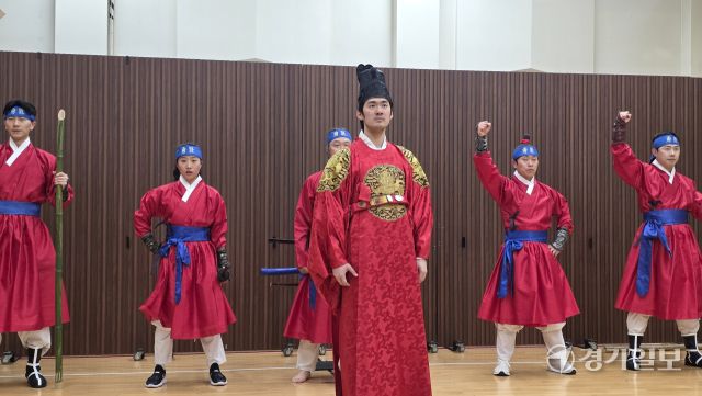 여민동락 퀴즈쇼 ‘알고나니 수원~하다’ 연습실 공개현장에서 정조대왕과 친위 부대 장용영(壯勇營) 역할을 맡은 수원시립공연단 단원들이 연기에 집중하고 있다. 이나경기자