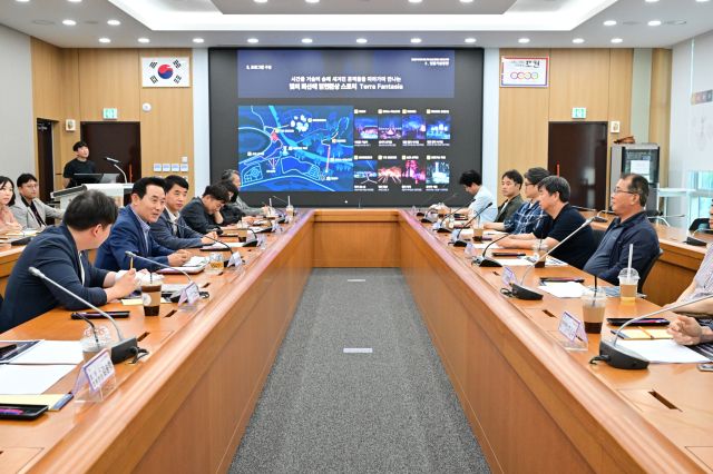 백영현 포천시장이 시청 회의실에서 한탄강 미디어 아트파크 기본설계 보고회를 열고 있다. 포천시 제공