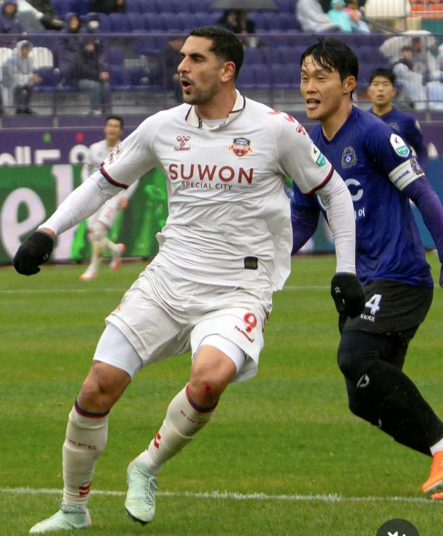 수원FC와 FC안양이 오는 14일 수원종합운동장서 이번 시즌 리그 두 번째 맞대결을 치른다. 사진은 지난 9라운드 양 팀의 시즌 첫 경기 모습.수원FC 제공