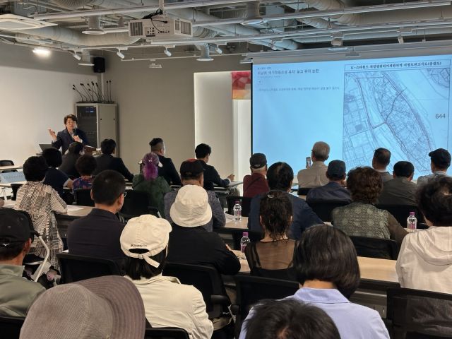 공청회를 주관하고 있는 박선미 윤리위원장. 하남시의회 제공