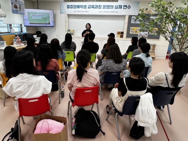 특수교육 담당 교사들이 덕정초교에서 열린 복합특수학급 연수에서 덕정초교 교사의 강의를 경청하고 있따. 덕정초교 제공