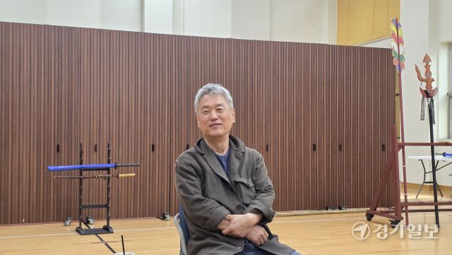 수원시립공연단의 야간공연 ‘여민동락(與民同樂) 퀴즈쇼 ‘알고나니 수원~하다’를 연출한 권호성 예술감독이 기획배경에 대해 설명하고 있다. 이나경기자