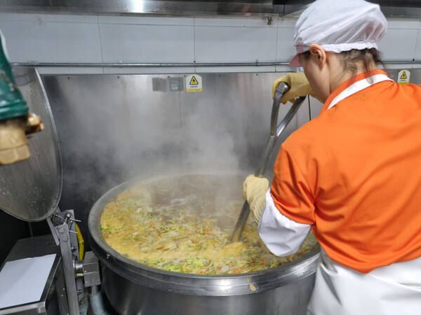 급식을 준비 중인 조리실무사. 경기일보 DB