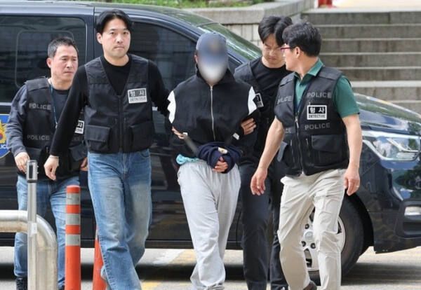 난해 5월 8일 영장실질심사에 출석 중인 '여자친구 흉기 살해' 의대생. 연합뉴스