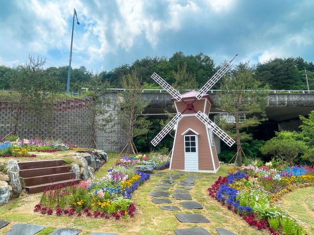 포천시가 최근 주민 의견을 반영해 일동면 청계호수 수변공원에 풍차 조형물과 꽃밭을 조성하며 포토존을 마련했다. 사진은 청계호수 수변공원 전경. 포천시 제공