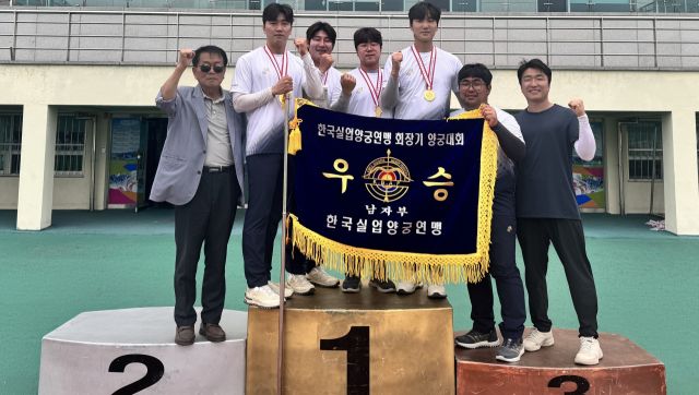 제36회 한국실업연맹회장기 양궁대회 남자 단체전서 2연패를 달성한 코오롱엑스텐보이즈 선수단이 우승기를 펼쳐들고 기념촬영을 하고있다.코오롱 제공